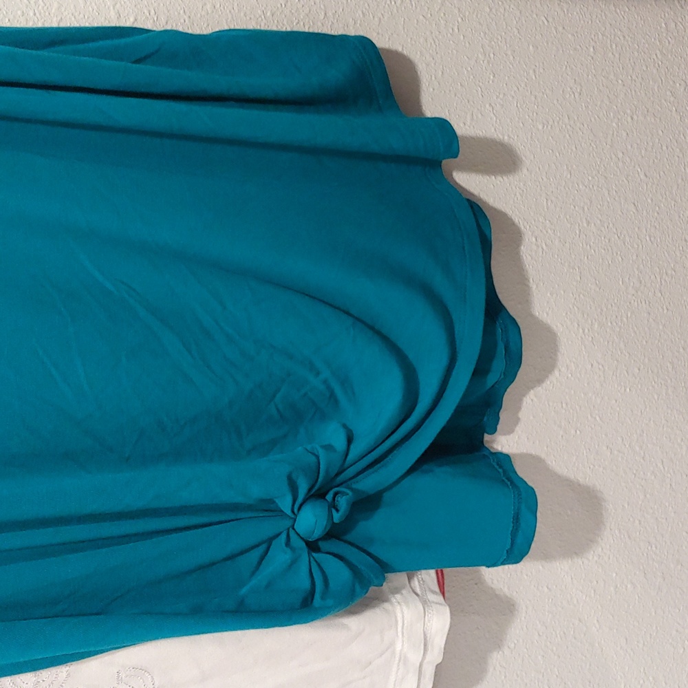 Old Navy Brand 3 pack of Tanks Size Medium - Picture 2 of 6